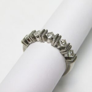 Sortija en Platino con Cinco Diamantes Talla Princesa, 0,60 ct. (G-H/VS1-VS2)