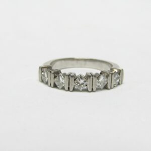 Sortija en Platino con Cinco Diamantes Talla Princesa, 0,60 ct. (G-H/VS1-VS2)