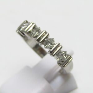 Sortija en Platino con Cinco Diamantes Talla Princesa, 0,60 ct. (G-H/VS1-VS2)