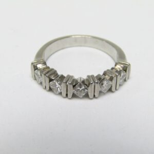 Sortija en Platino con Cinco Diamantes Talla Princesa, 0,60 ct. (G-H/VS1-VS2)