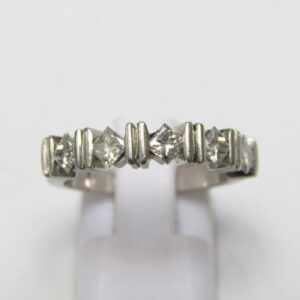 Sortija en Platino con Cinco Diamantes Talla Princesa, 0,60 ct. (G-H/VS1-VS2)