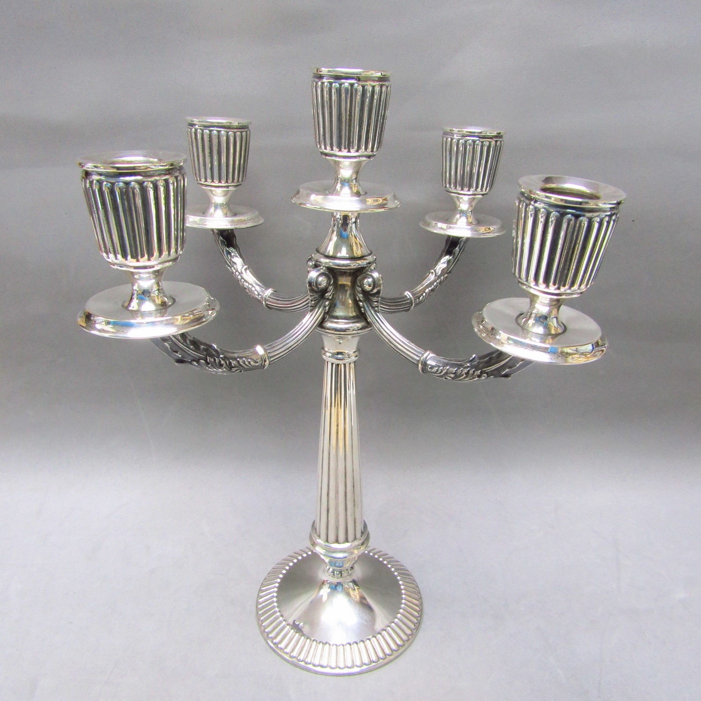 Candelabro de cinco luces en plata de Ley. España, siglo XX. Candelabro de cinco luces en plata de Ley. España, siglo XX.