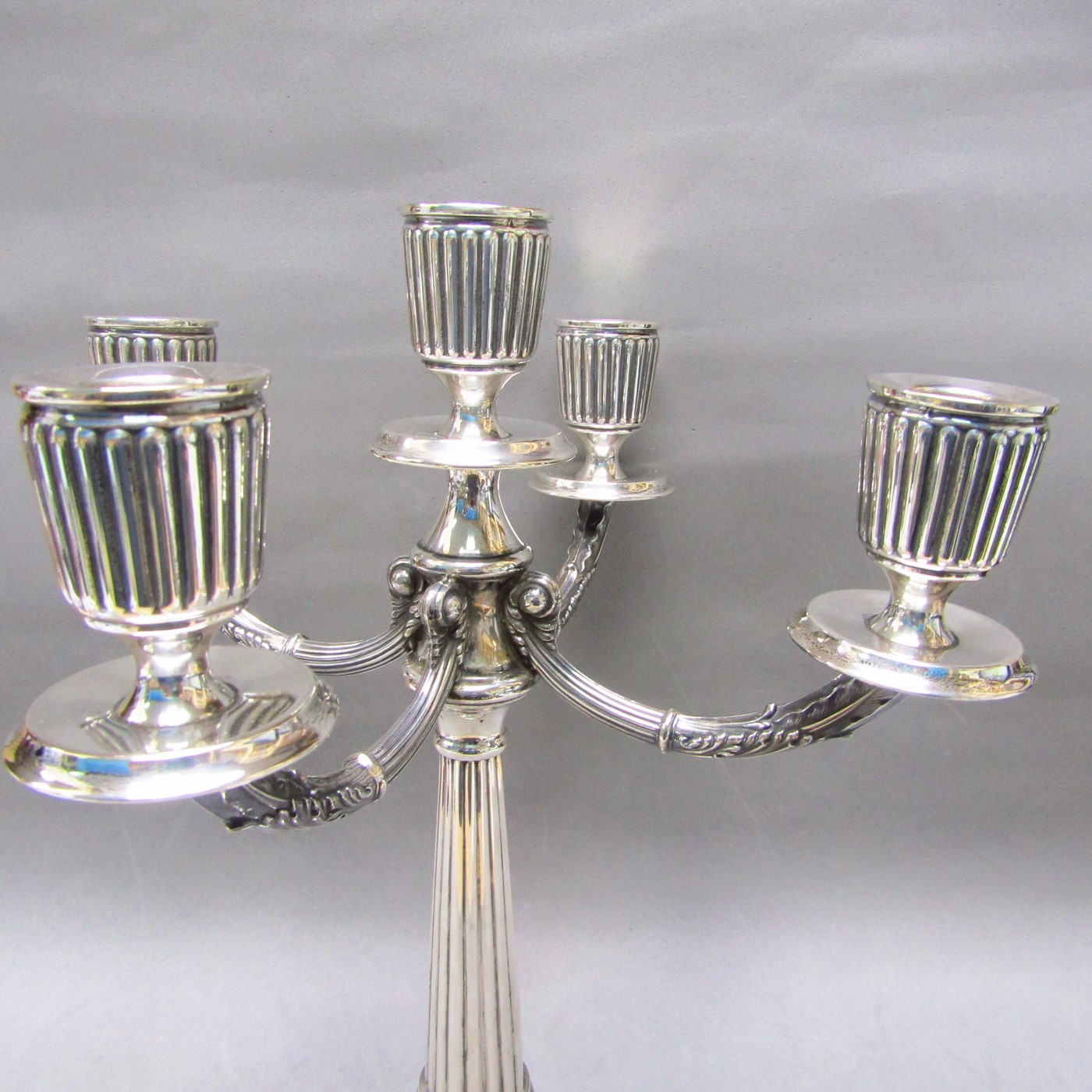 Candelabro de cinco luces en plata de Ley. España, siglo XX. Candelabro de cinco luces en plata de Ley. España, siglo XX.