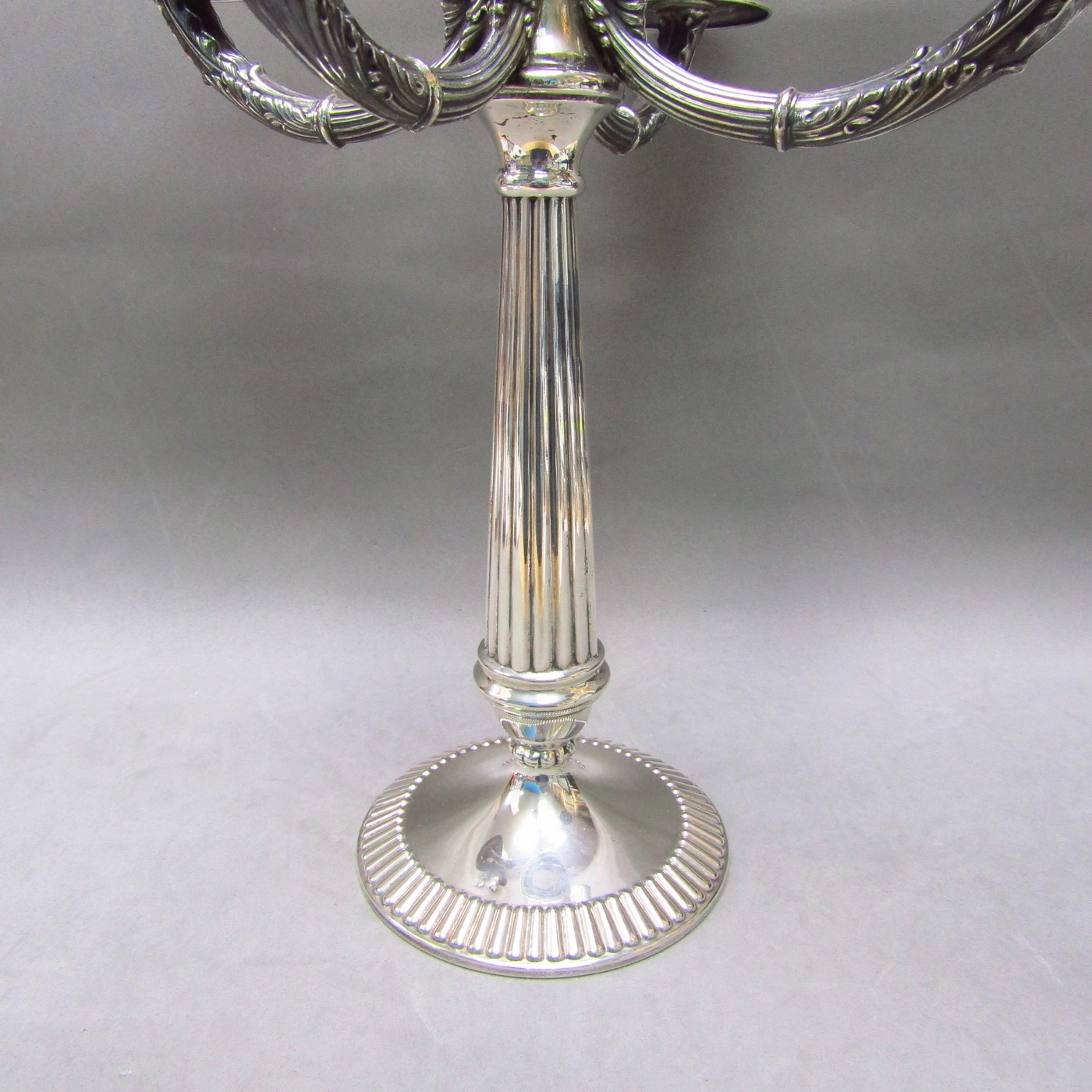 Candelabro de cinco luces en plata de Ley. España, siglo XX. Candelabro de cinco luces en plata de Ley. España, siglo XX.