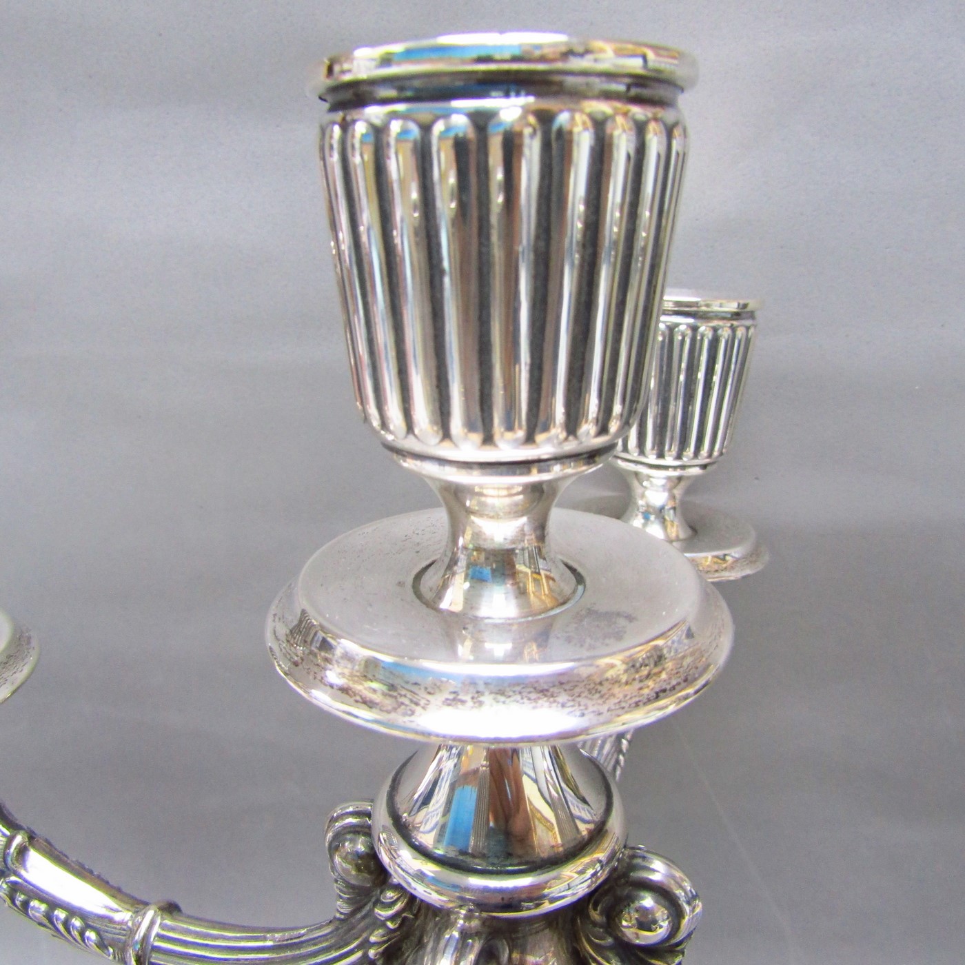 Candelabro de cinco luces en plata de Ley. España, siglo XX. Candelabro de cinco luces en plata de Ley. España, siglo XX.
