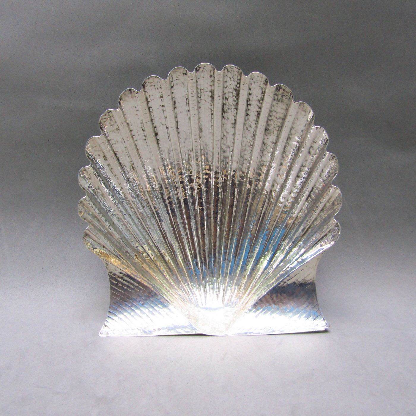 Centro de mesa en Plata de Ley. España, siglo XX. Centro de mesa en Plata de Ley. España, siglo XX.