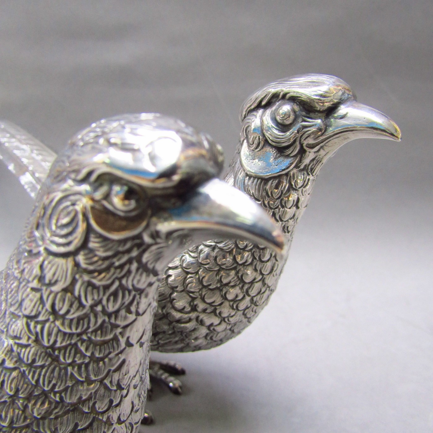 DIONISIO GARCIA. Pareja de Faisanes artesanales en Plata de Ley. España, siglo XX. DIONISIO GARCIA. Pareja de Faisanes artesanales en Plata de Ley. España, siglo XX.