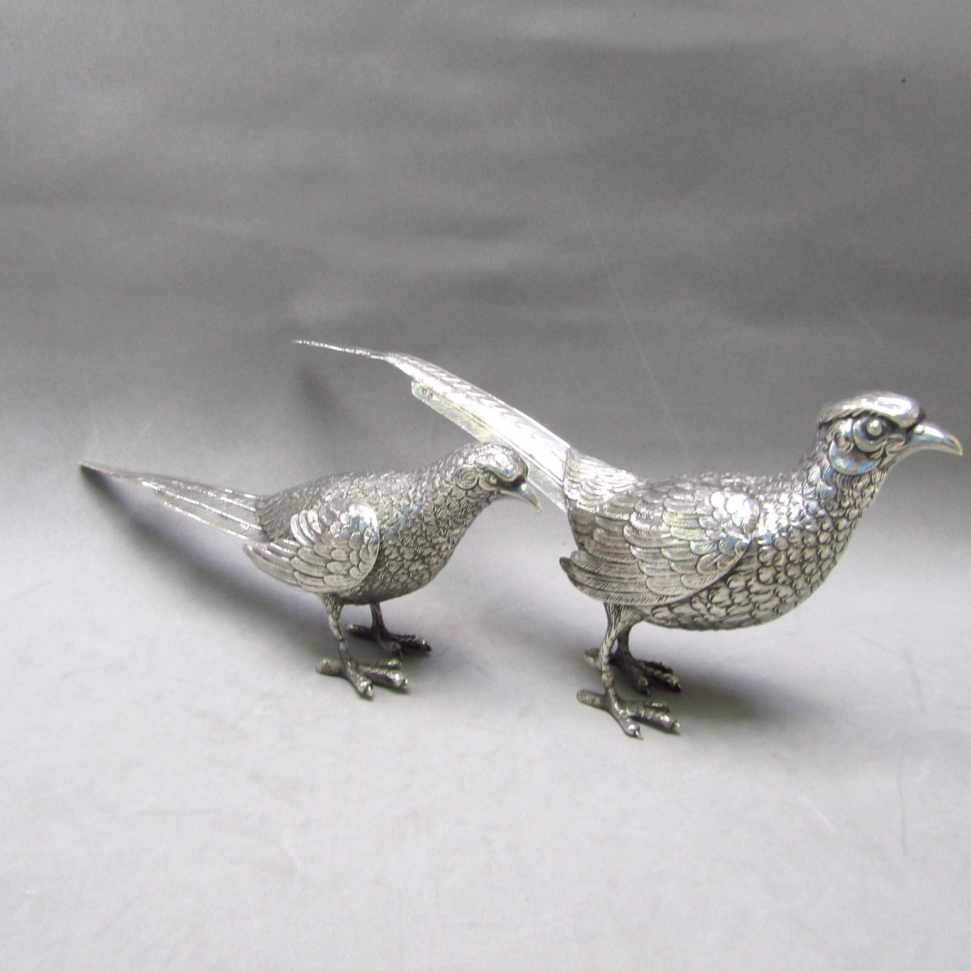 DIONISIO GARCIA. Pareja de Faisanes artesanales en Plata de Ley. España, siglo XX. DIONISIO GARCIA. Pareja de Faisanes artesanales en Plata de Ley. España, siglo XX.