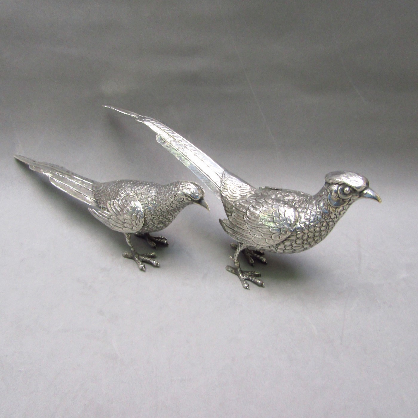DIONISIO GARCIA. Pareja de Faisanes artesanales en Plata de Ley. España, siglo XX. DIONISIO GARCIA. Pareja de Faisanes artesanales en Plata de Ley. España, siglo XX.