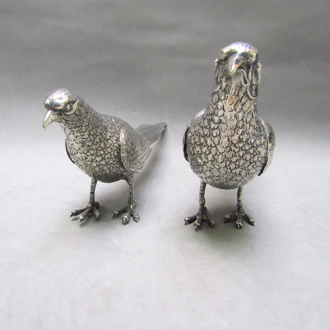 DIONISIO GARCIA. Pareja de Faisanes artesanales en Plata de Ley. España, siglo XX. DIONISIO GARCIA. Pareja de Faisanes artesanales en Plata de Ley. España, siglo XX.