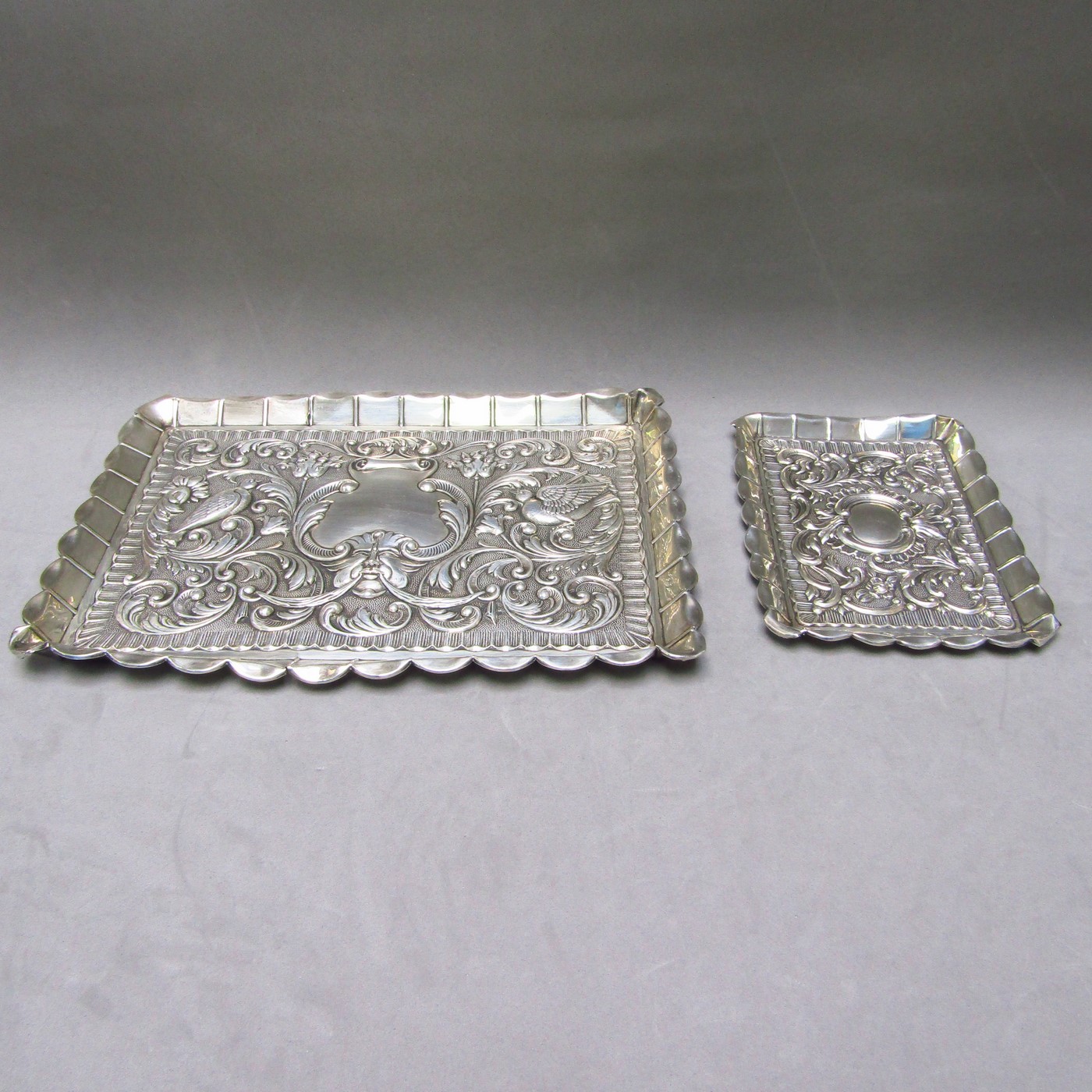 DURAN. Pareja de Bandejas en Plata de Ley. España, siglo XX. DURAN. Pareja de Bandejas en Plata de Ley. España, siglo XX.