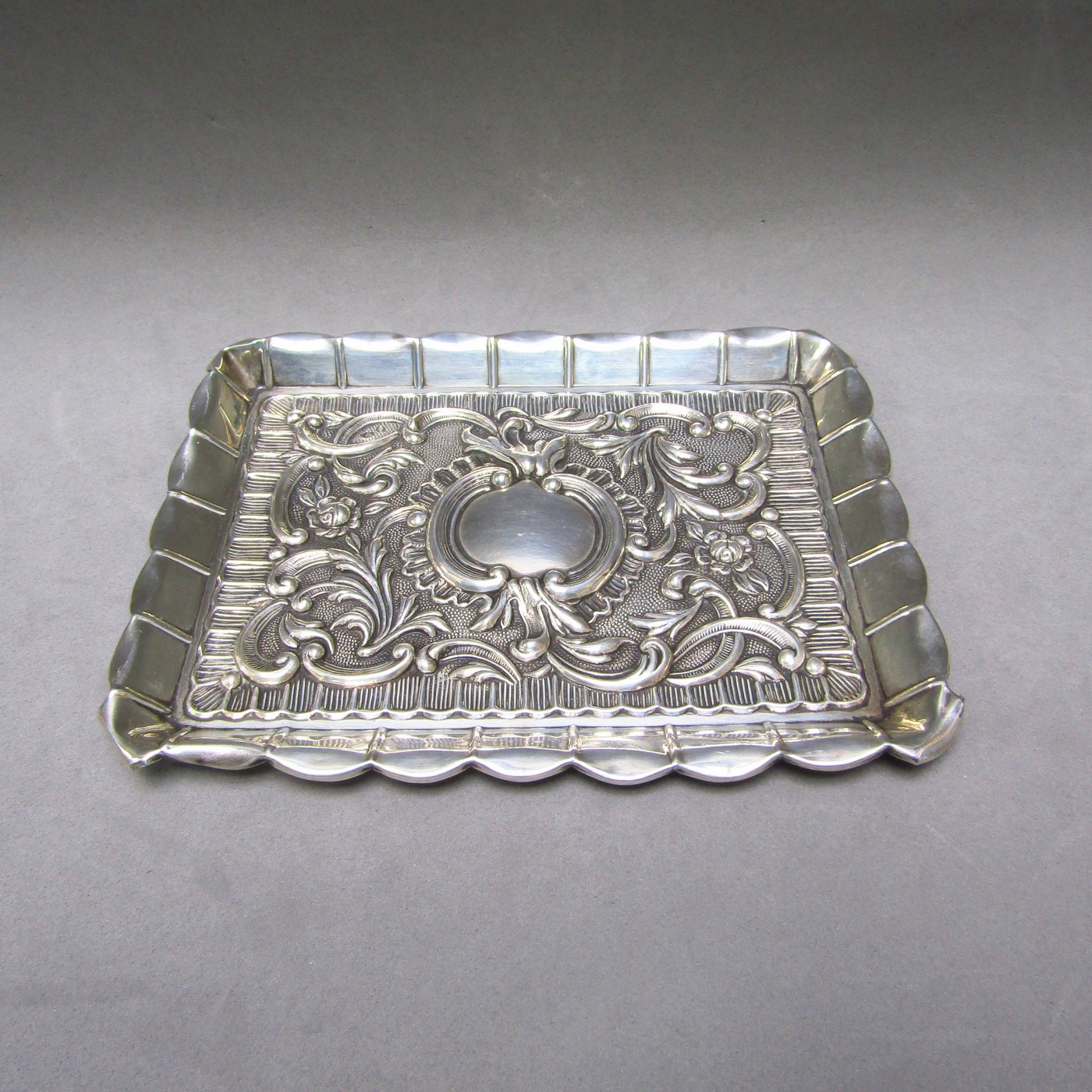 DURAN. Pareja de Bandejas en Plata de Ley. España, siglo XX. DURAN. Pareja de Bandejas en Plata de Ley. España, siglo XX.