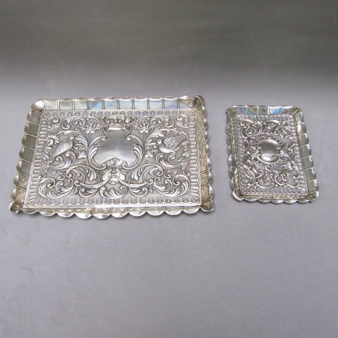 DURAN. Pareja de Bandejas en Plata de Ley. España, siglo XX. DURAN. Pareja de Bandejas en Plata de Ley. España, siglo XX.