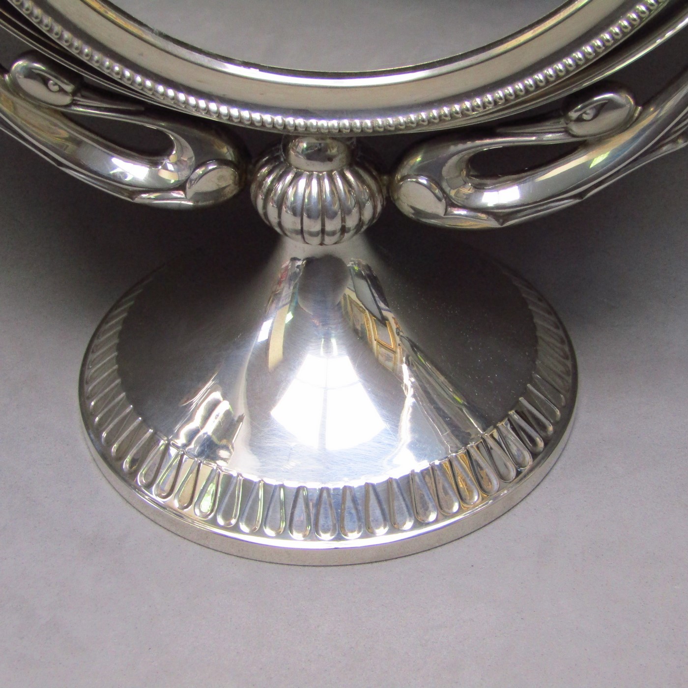 Espejo de tocador en Plata de Ley. España, siglo XX. Espejo de tocador en Plata de Ley. España, siglo XX.