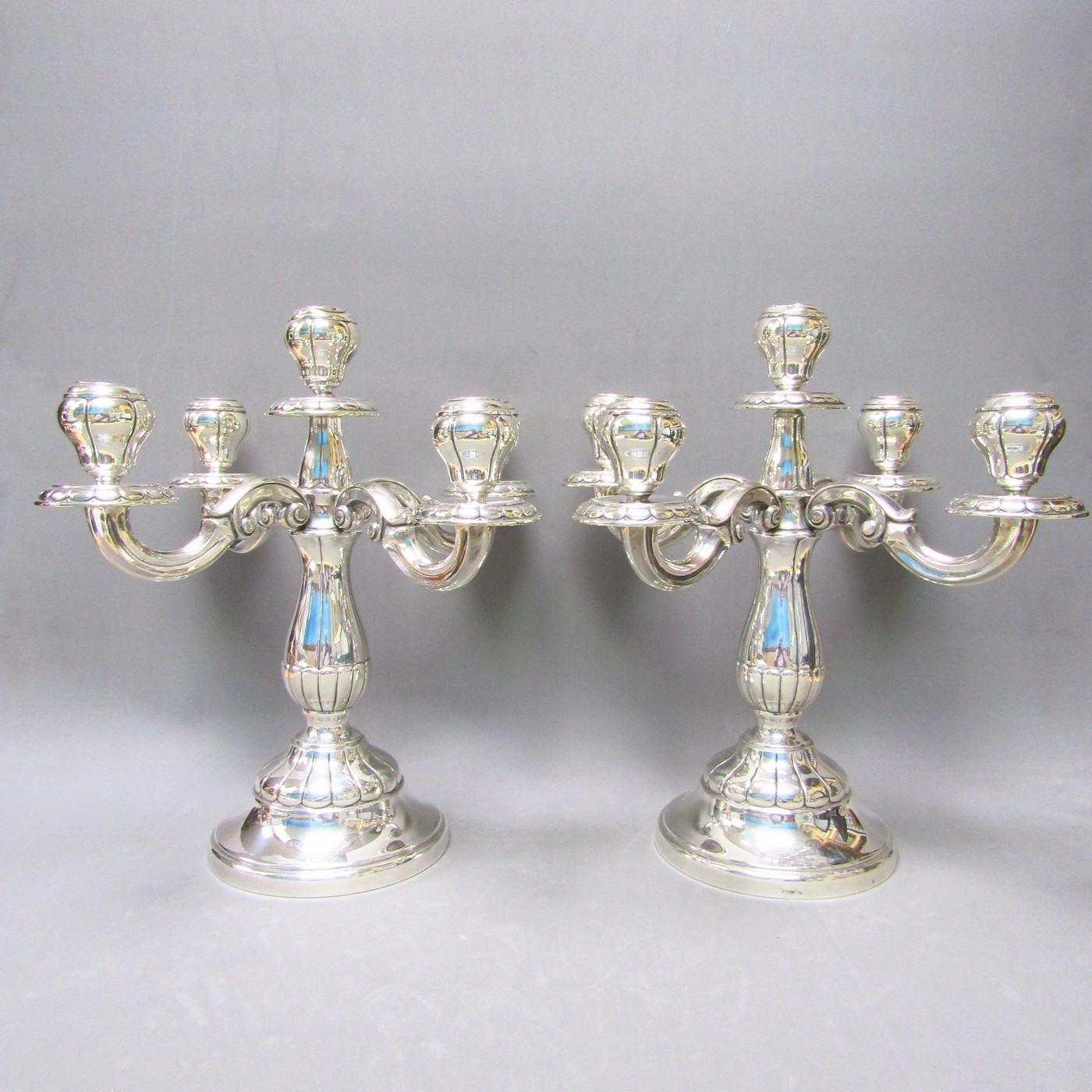 ALDAO. Pareja de candelabros de cinco luces en Plata de Ley. España. Siglo XX. ALDAO. Pareja de candelabros de cinco luces en Plata de Ley. España. Siglo XX.