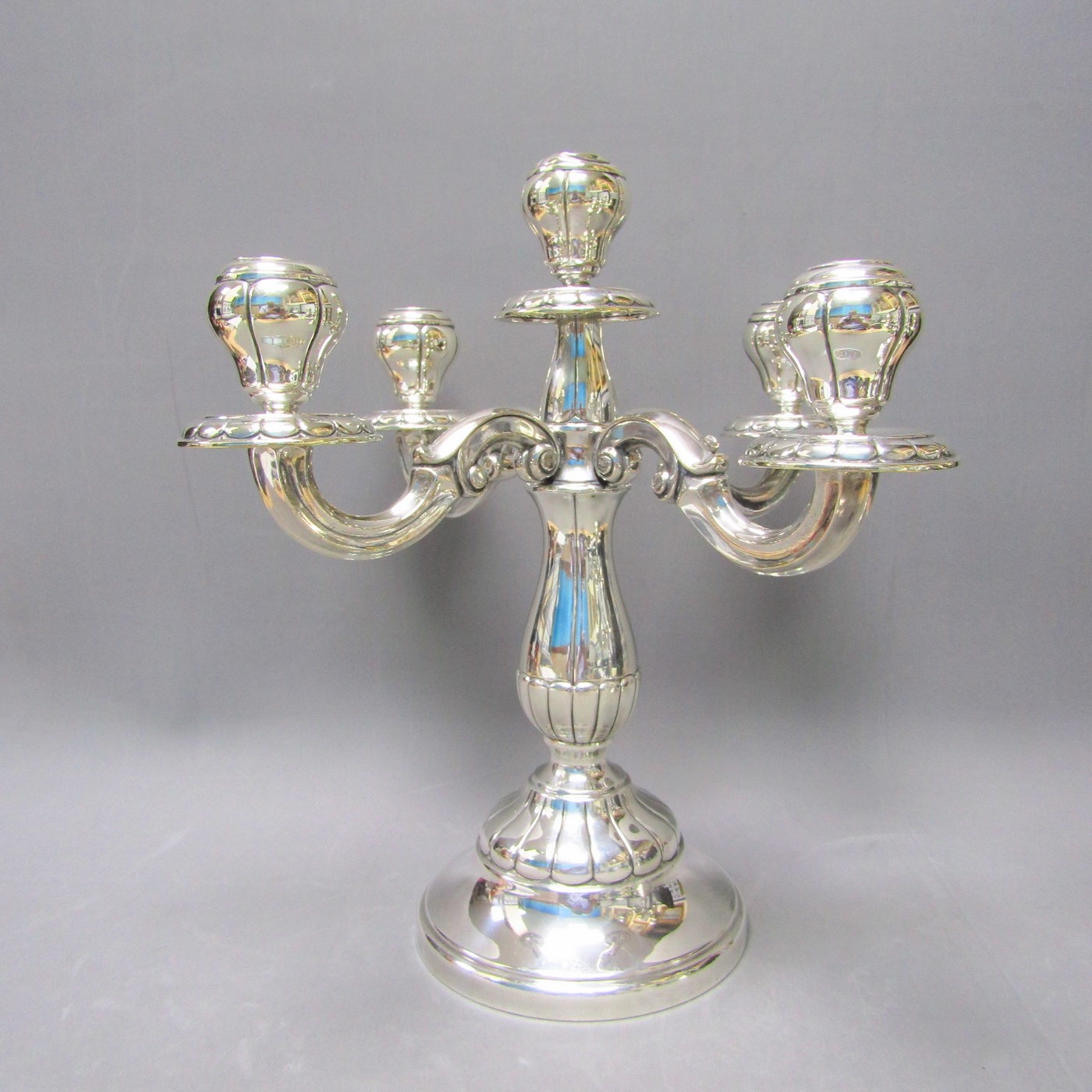 ALDAO. Pareja de candelabros de cinco luces en Plata de Ley. España. Siglo XX. ALDAO. Pareja de candelabros de cinco luces en Plata de Ley. España. Siglo XX.