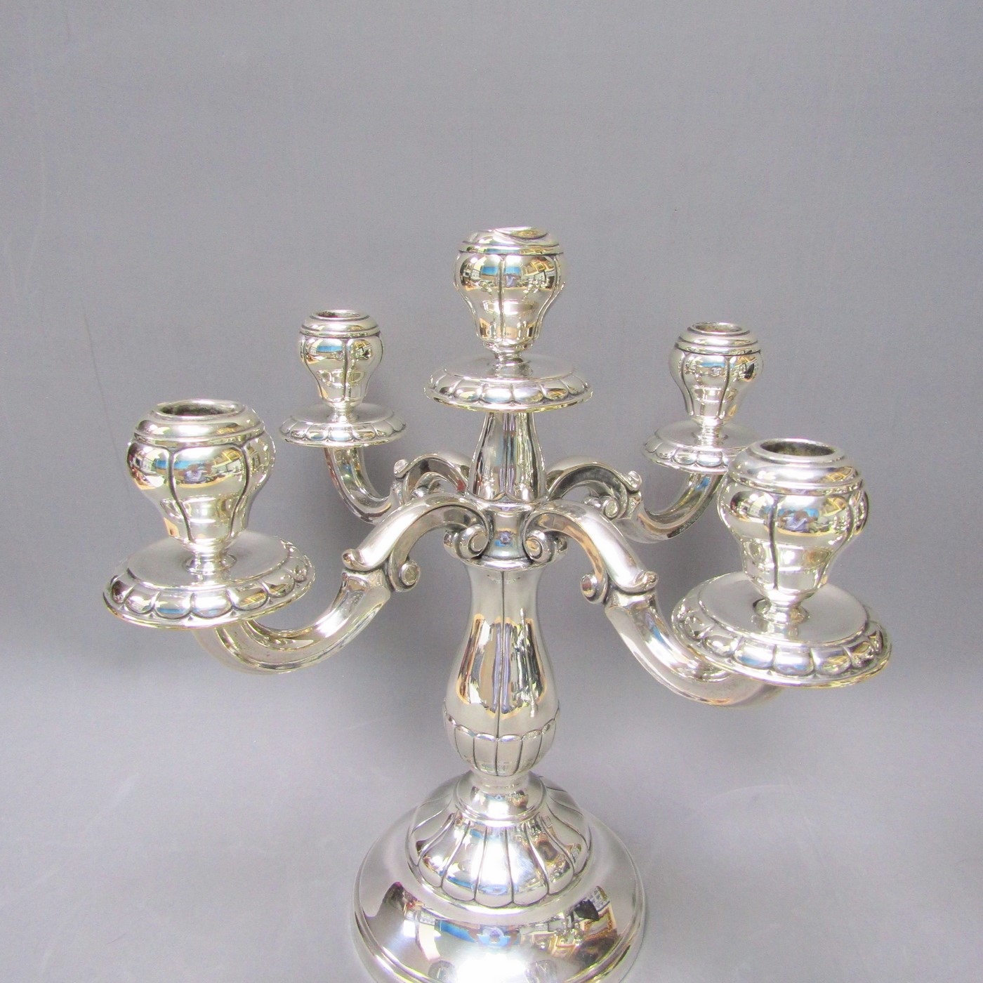 ALDAO. Pareja de candelabros de cinco luces en Plata de Ley. España. Siglo XX. ALDAO. Pareja de candelabros de cinco luces en Plata de Ley. España. Siglo XX.