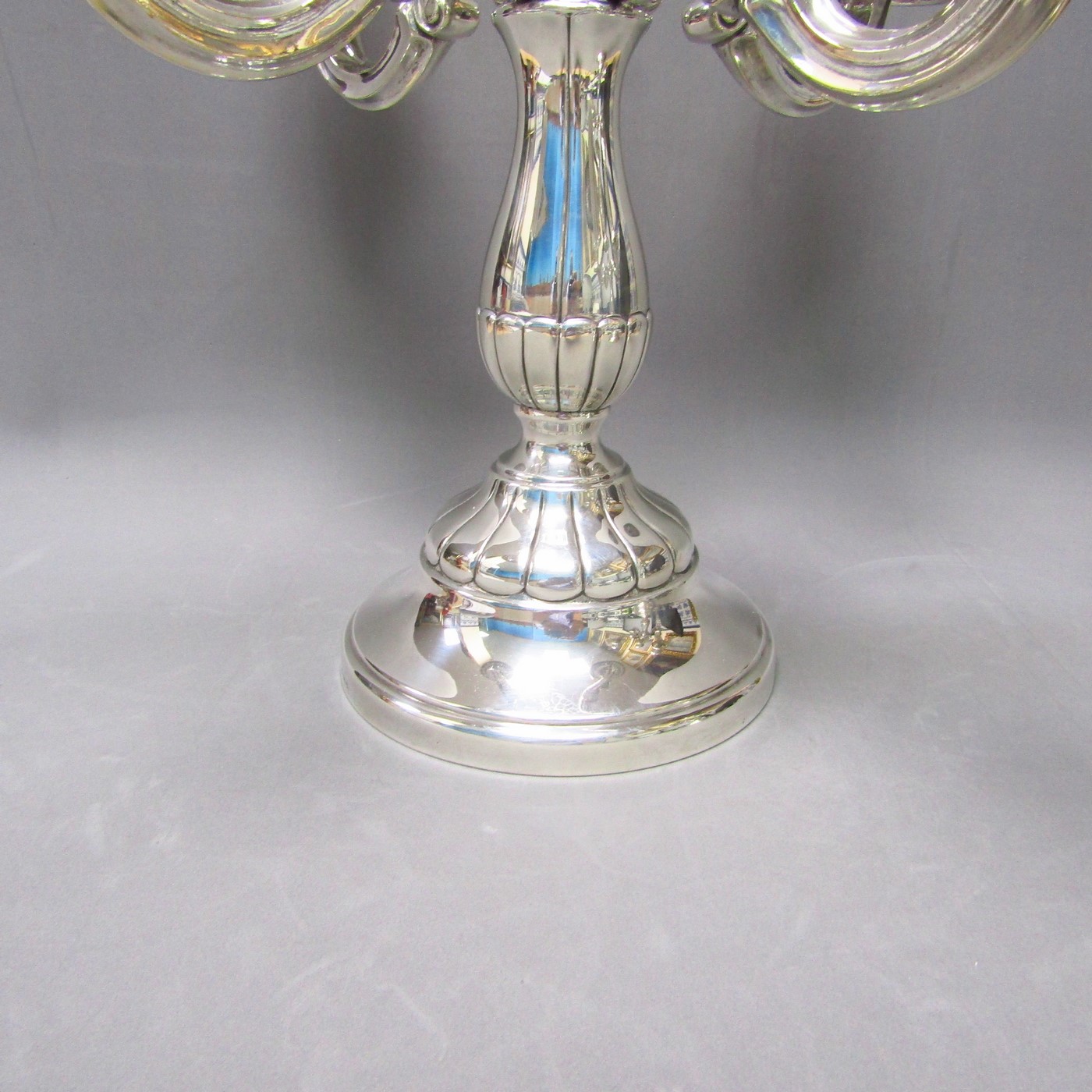 ALDAO. Pareja de candelabros de cinco luces en Plata de Ley. España. Siglo XX. ALDAO. Pareja de candelabros de cinco luces en Plata de Ley. España. Siglo XX.