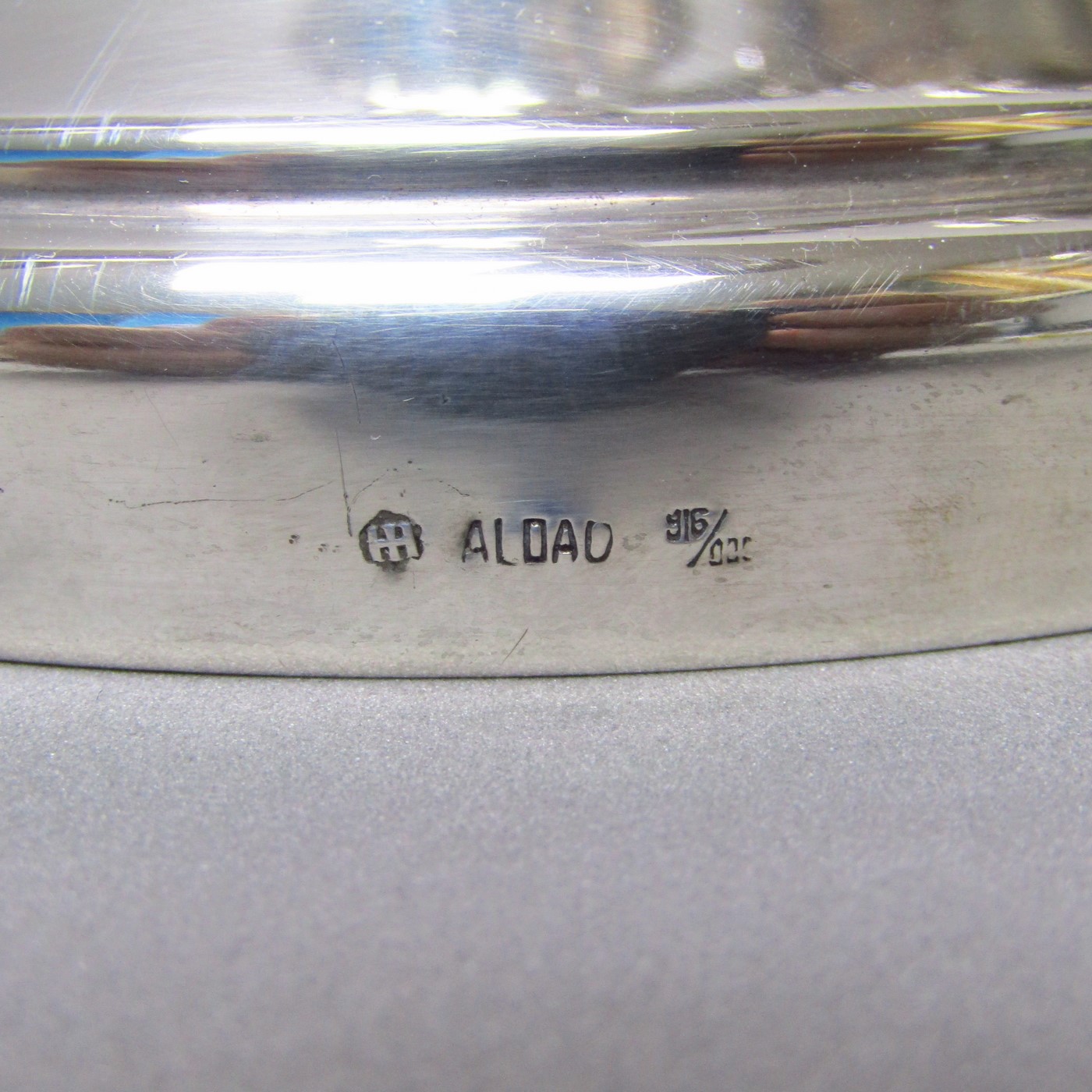 ALDAO. Pareja de candelabros de cinco luces en Plata de Ley. España. Siglo XX. ALDAO. Pareja de candelabros de cinco luces en Plata de Ley. España. Siglo XX.