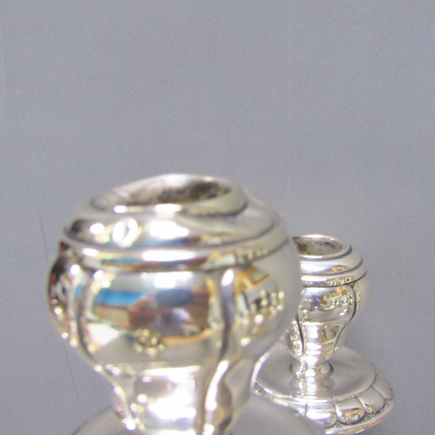 ALDAO. Pareja de candelabros de cinco luces en Plata de Ley. España. Siglo XX. ALDAO. Pareja de candelabros de cinco luces en Plata de Ley. España. Siglo XX.