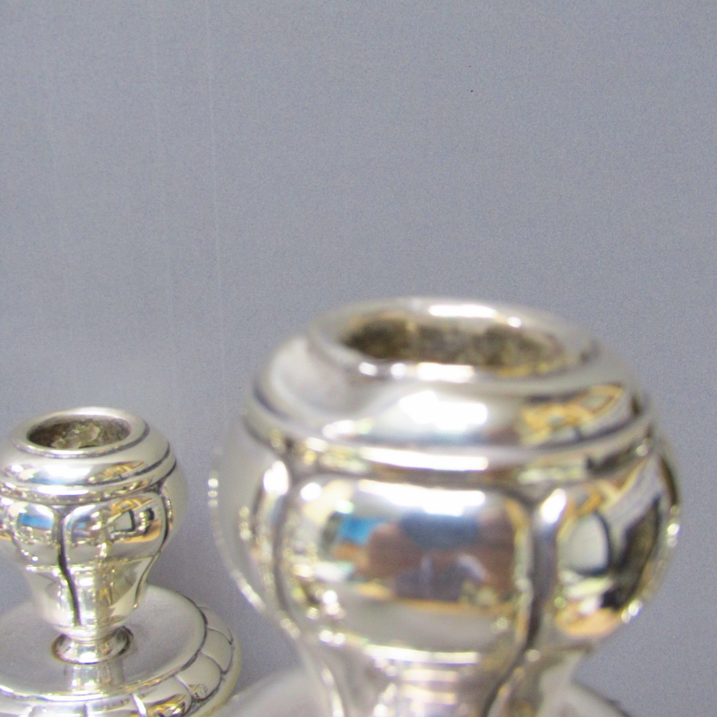ALDAO. Pareja de candelabros de cinco luces en Plata de Ley. España. Siglo XX. ALDAO. Pareja de candelabros de cinco luces en Plata de Ley. España. Siglo XX.