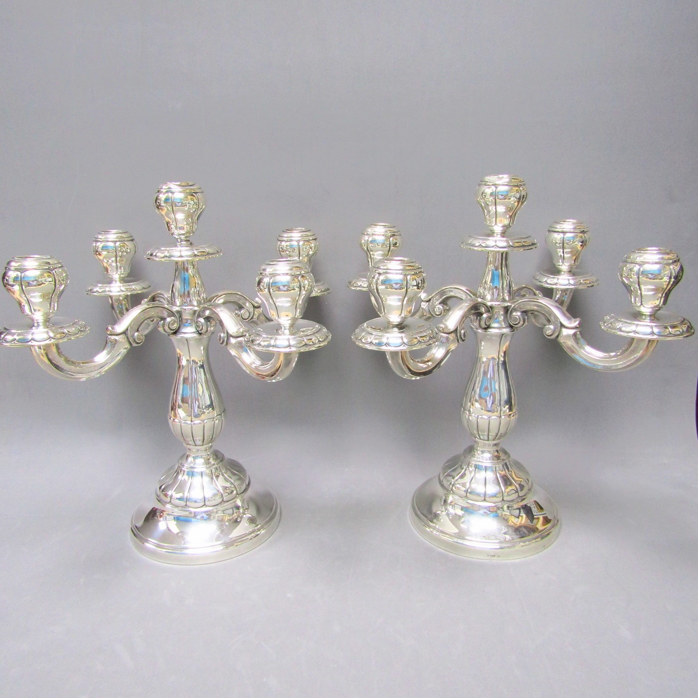 ALDAO. Pareja de candelabros de cinco luces en Plata de Ley. España. Siglo XX. ALDAO. Pareja de candelabros de cinco luces en Plata de Ley. España. Siglo XX.
