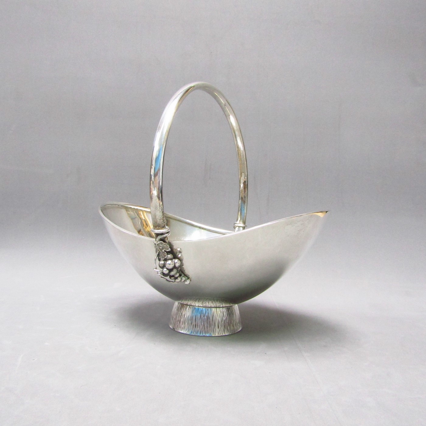 Cesta artesanal en Plata de Ley. España, siglo XX. Cesta artesanal en Plata de Ley. España, siglo XX.