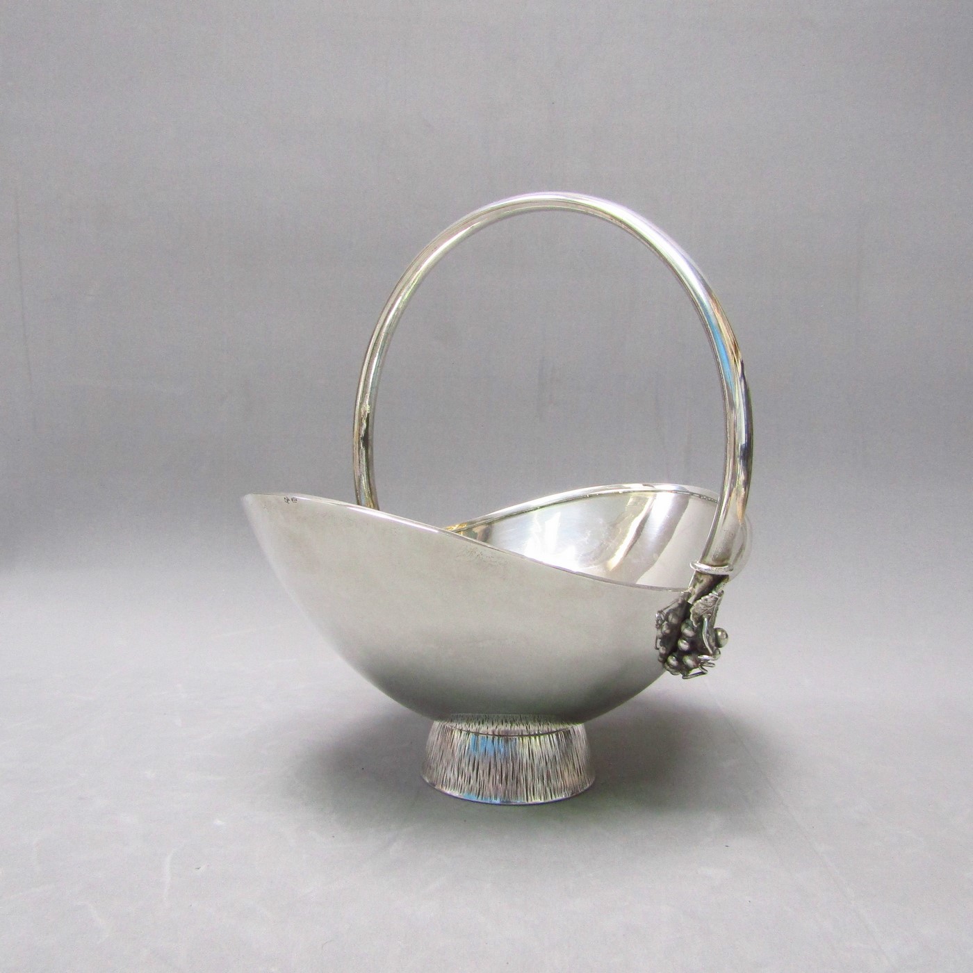 Cesta artesanal en Plata de Ley. España, siglo XX. Cesta artesanal en Plata de Ley. España, siglo XX.