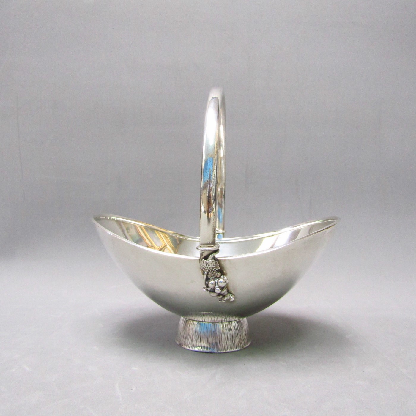 Cesta artesanal en Plata de Ley. España, siglo XX. Cesta artesanal en Plata de Ley. España, siglo XX.