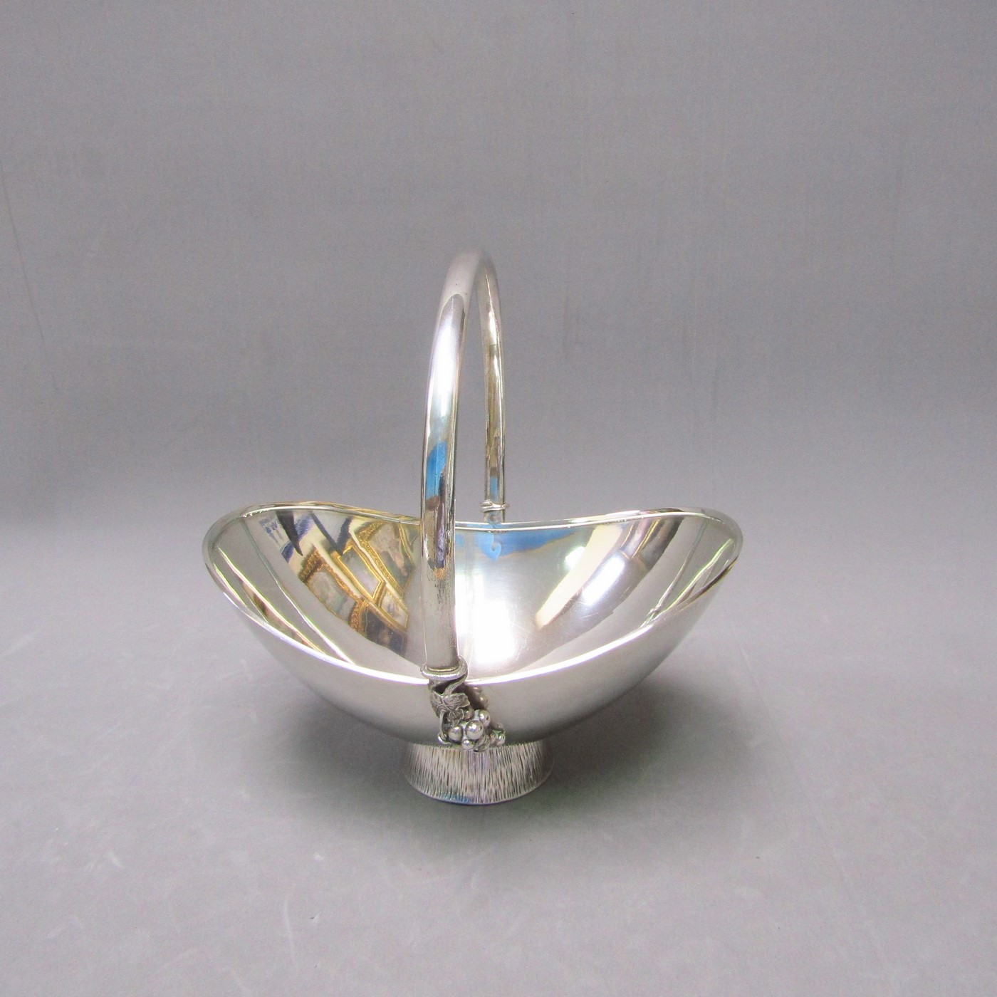 Cesta artesanal en Plata de Ley. España, siglo XX. Cesta artesanal en Plata de Ley. España, siglo XX.