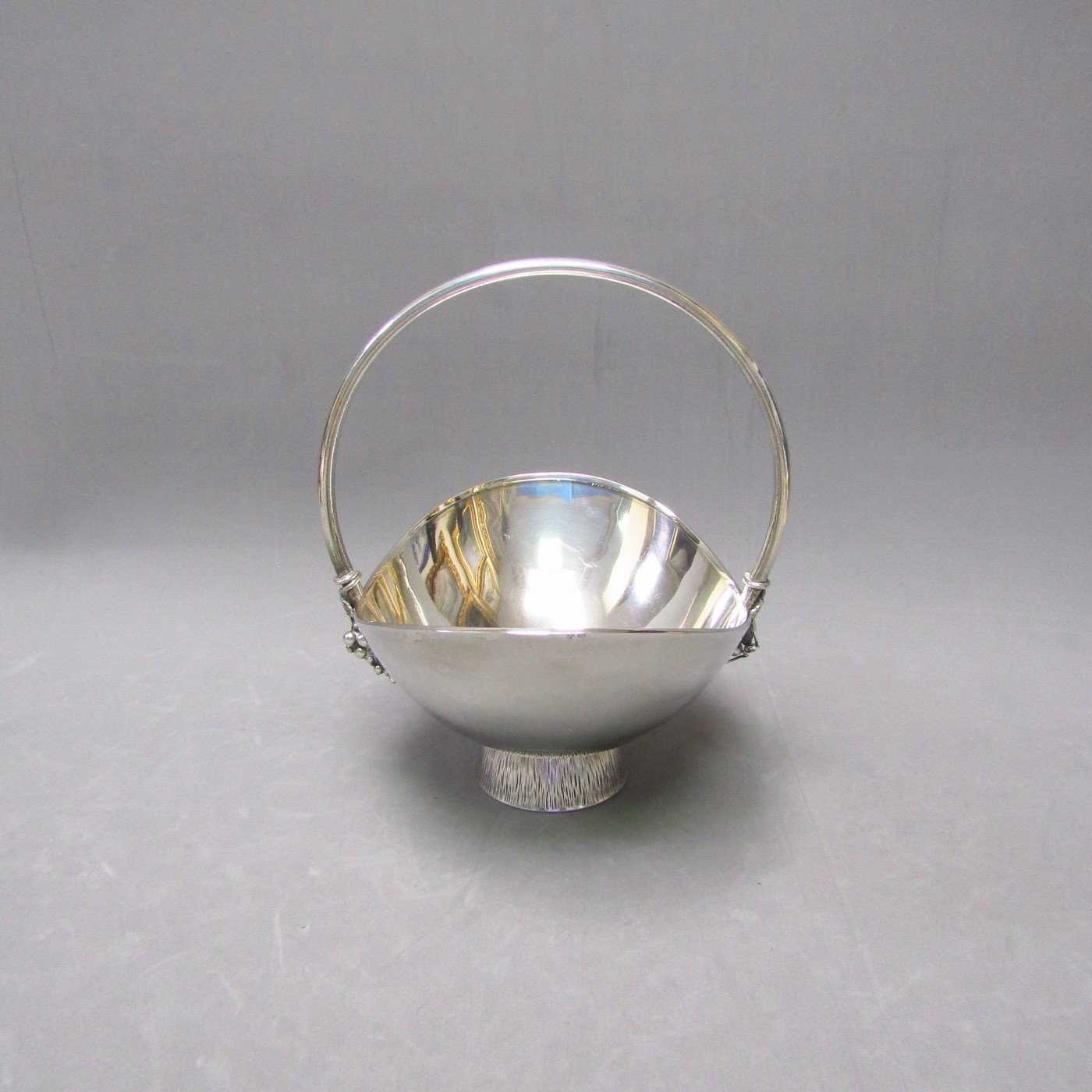 Cesta artesanal en Plata de Ley. España, siglo XX. Cesta artesanal en Plata de Ley. España, siglo XX.