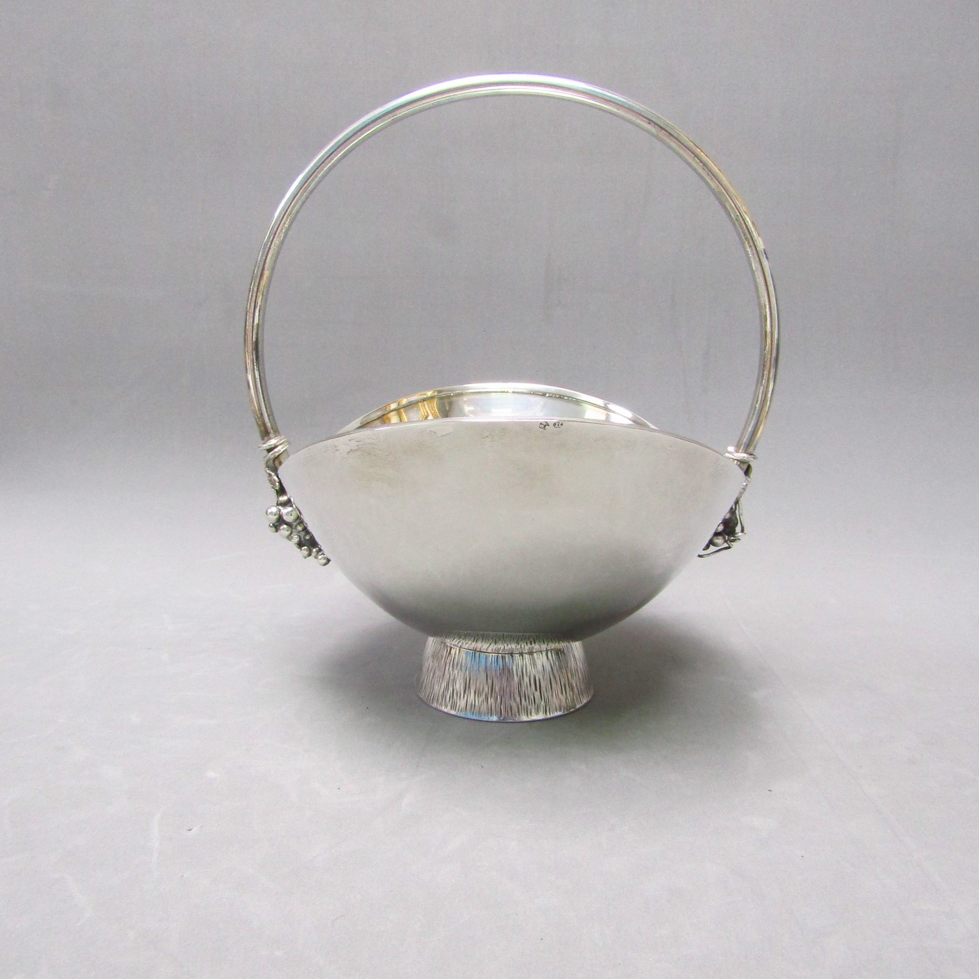 Cesta artesanal en Plata de Ley. España, siglo XX. Cesta artesanal en Plata de Ley. España, siglo XX.