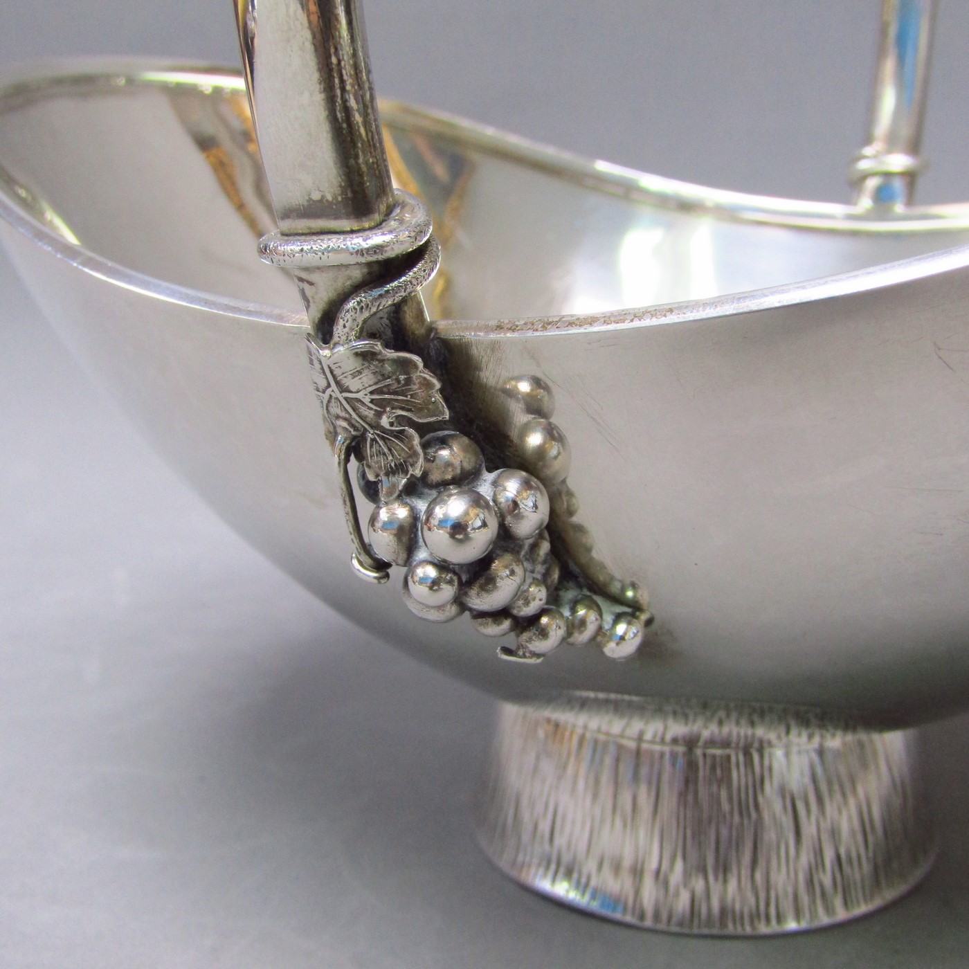 Cesta artesanal en Plata de Ley. España, siglo XX. Cesta artesanal en Plata de Ley. España, siglo XX.