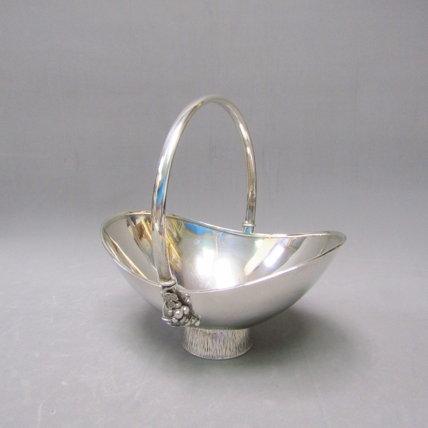 Cesta artesanal en Plata de Ley. España, siglo XX. Cesta artesanal en Plata de Ley. España, siglo XX.