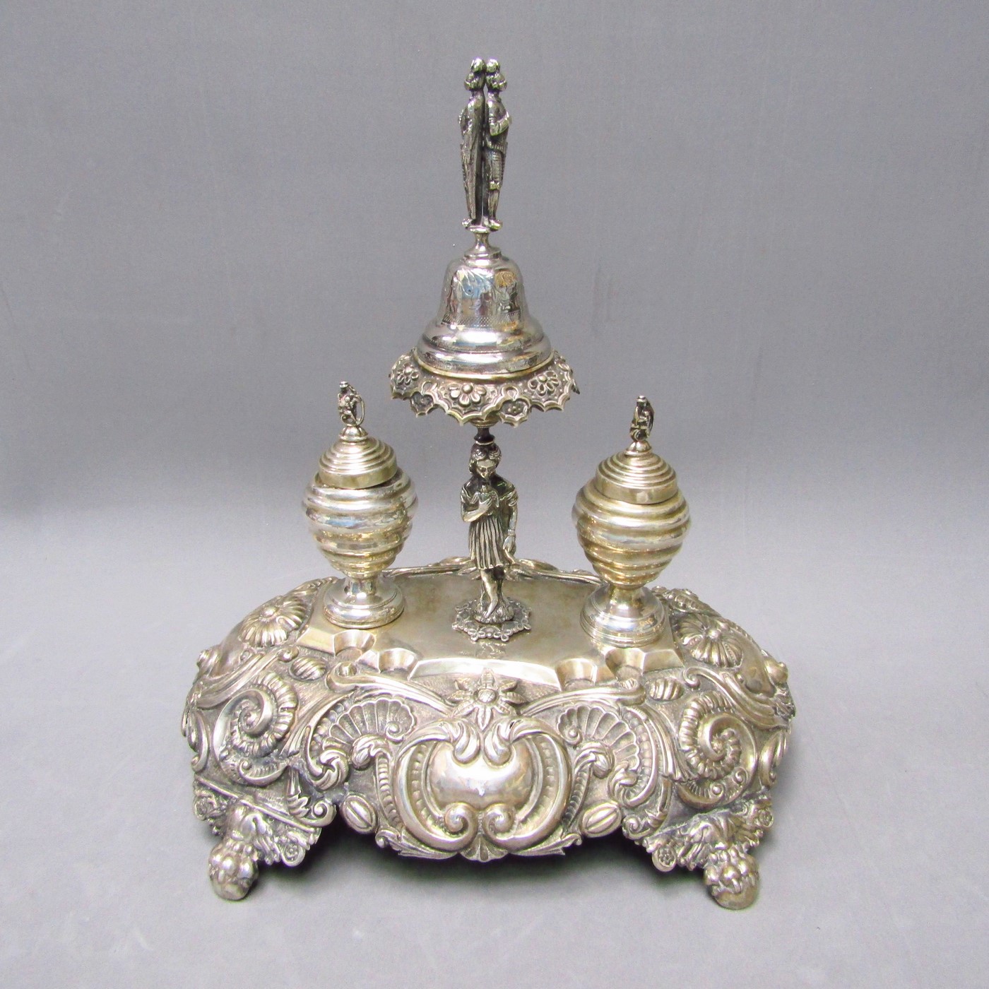 CRISTOBAL JOSÉ DE LEÓN y ANTONIO CASTEJÓN. Escribanía artesanal en Plata de Ley. Córdoba (España), año 1859. CRISTOBAL JOSÉ DE LEÓN y ANTONIO CASTEJÓN. Escribanía artesanal en Plata de Ley. Córdoba (España), año 1859.