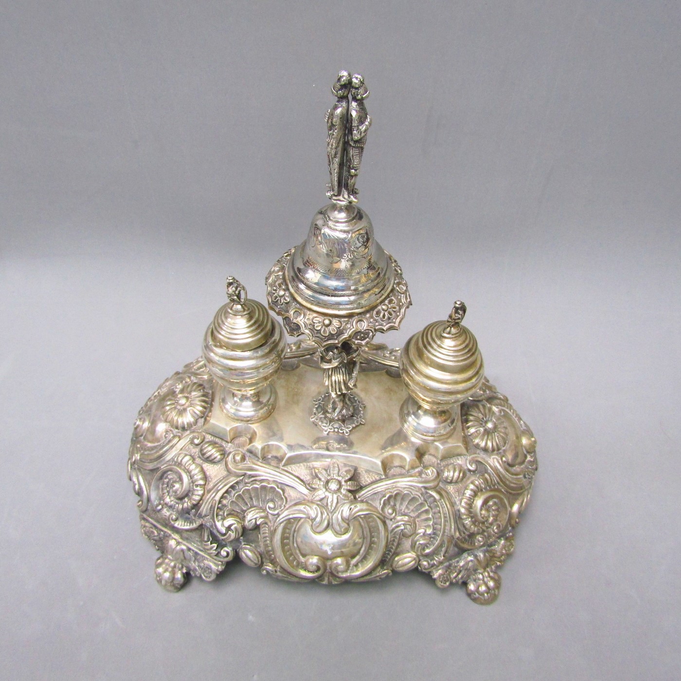 CRISTOBAL JOSÉ DE LEÓN y ANTONIO CASTEJÓN. Escribanía artesanal en Plata de Ley. Córdoba (España), año 1859. CRISTOBAL JOSÉ DE LEÓN y ANTONIO CASTEJÓN. Escribanía artesanal en Plata de Ley. Córdoba (España), año 1859.