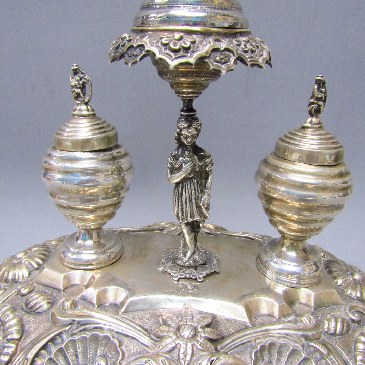 CRISTOBAL JOSÉ DE LEÓN y ANTONIO CASTEJÓN. Escribanía artesanal en Plata de Ley. Córdoba (España), año 1859. CRISTOBAL JOSÉ DE LEÓN y ANTONIO CASTEJÓN. Escribanía artesanal en Plata de Ley. Córdoba (España), año 1859.