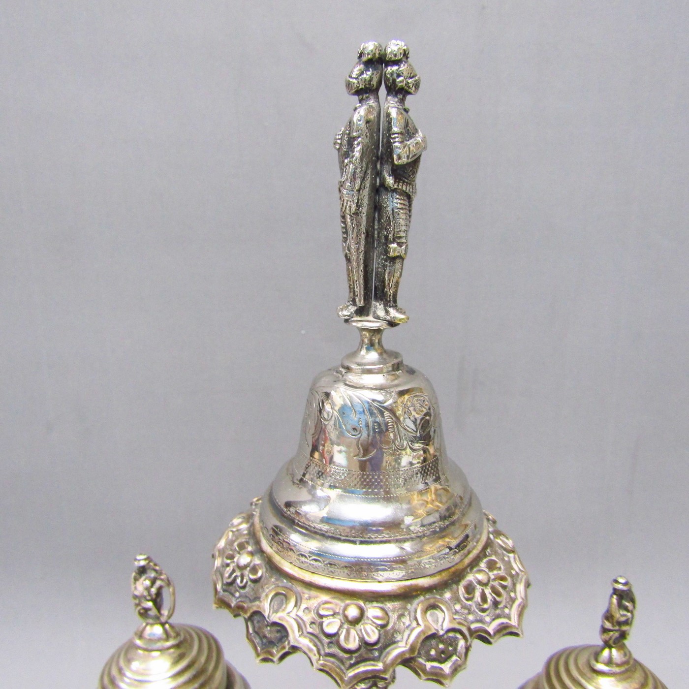 CRISTOBAL JOSÉ DE LEÓN y ANTONIO CASTEJÓN. Escribanía artesanal en Plata de Ley. Córdoba (España), año 1859. CRISTOBAL JOSÉ DE LEÓN y ANTONIO CASTEJÓN. Escribanía artesanal en Plata de Ley. Córdoba (España), año 1859.