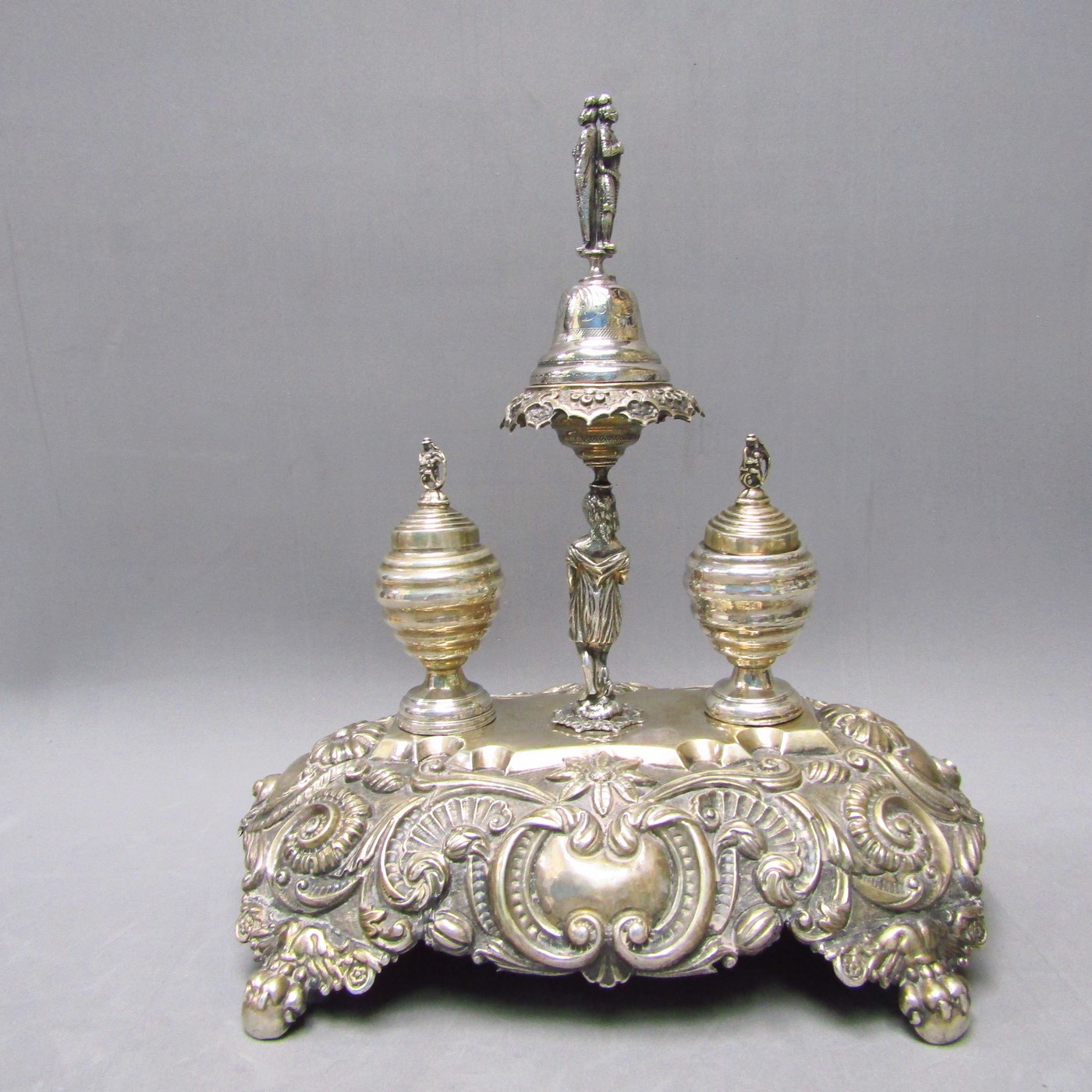 CRISTOBAL JOSÉ DE LEÓN y ANTONIO CASTEJÓN. Escribanía artesanal en Plata de Ley. Córdoba (España), año 1859. CRISTOBAL JOSÉ DE LEÓN y ANTONIO CASTEJÓN. Escribanía artesanal en Plata de Ley. Córdoba (España), año 1859.