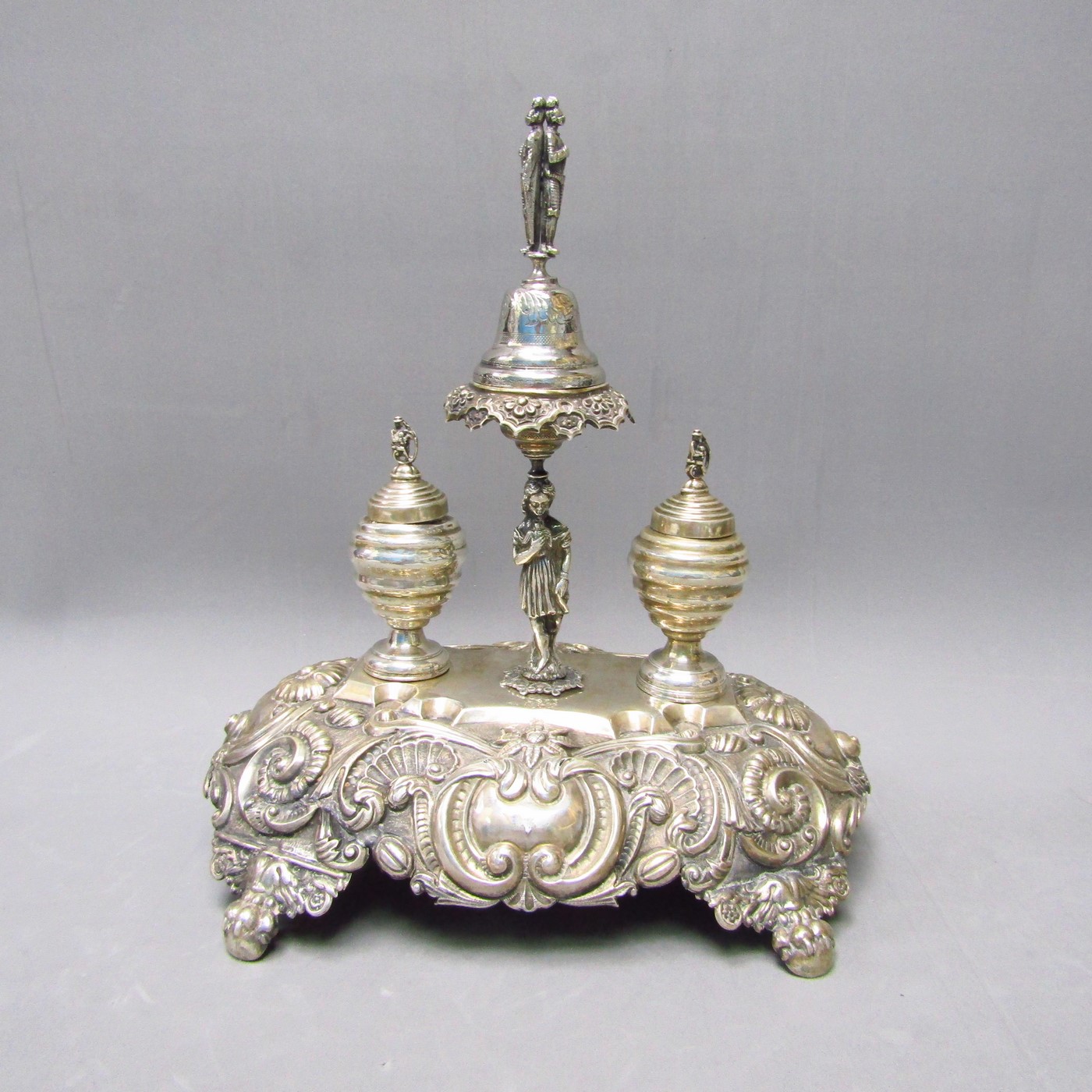 CRISTOBAL JOSÉ DE LEÓN y ANTONIO CASTEJÓN. Escribanía artesanal en Plata de Ley. Córdoba (España), año 1859. CRISTOBAL JOSÉ DE LEÓN y ANTONIO CASTEJÓN. Escribanía artesanal en Plata de Ley. Córdoba (España), año 1859.