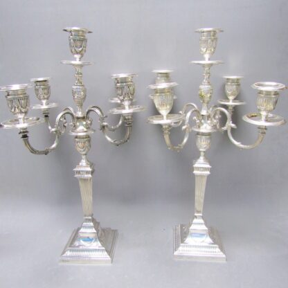 Pareja de candelabros ingleses de cinco luces convertibles en candeleros. Plata de Ley. England, siglo XX.