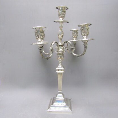 Pareja de candelabros ingleses de cinco luces convertibles en candeleros. Plata de Ley. England, siglo XX.