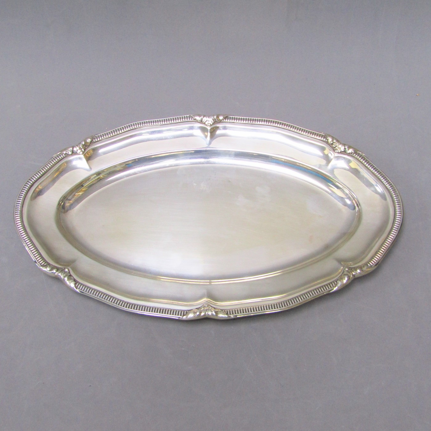 MATILDE ESPUÑES. Bandeja Oval en Plata de Ley. España, siglo XX. MATILDE ESPUÑES. Bandeja Oval en Plata de Ley. España, siglo XX.