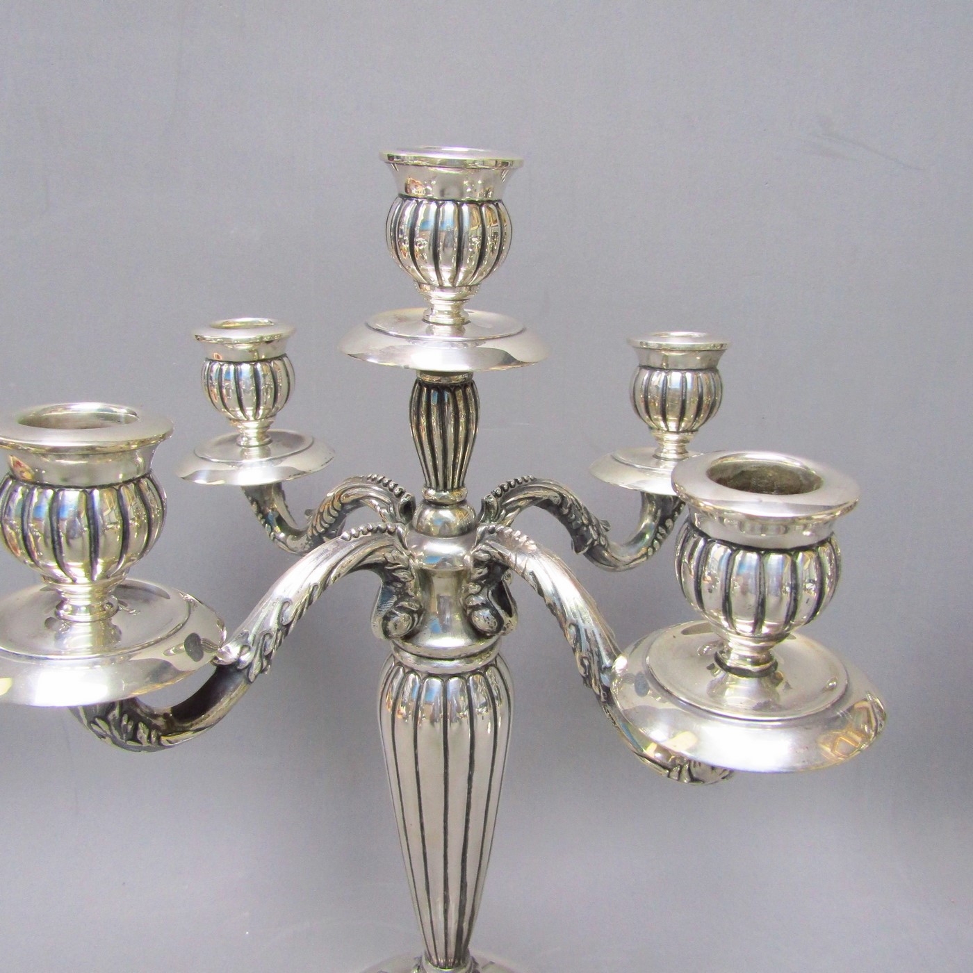 Pareja de candelabros de cinco luces en Plata de Ley. España. Siglo XX. Pareja de candelabros de cinco luces en Plata de Ley. España. Siglo XX.