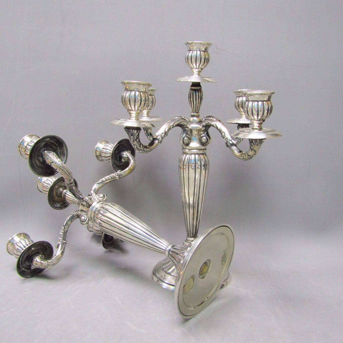Pareja de candelabros de cinco luces en Plata de Ley. España. Siglo XX. Pareja de candelabros de cinco luces en Plata de Ley. España. Siglo XX.