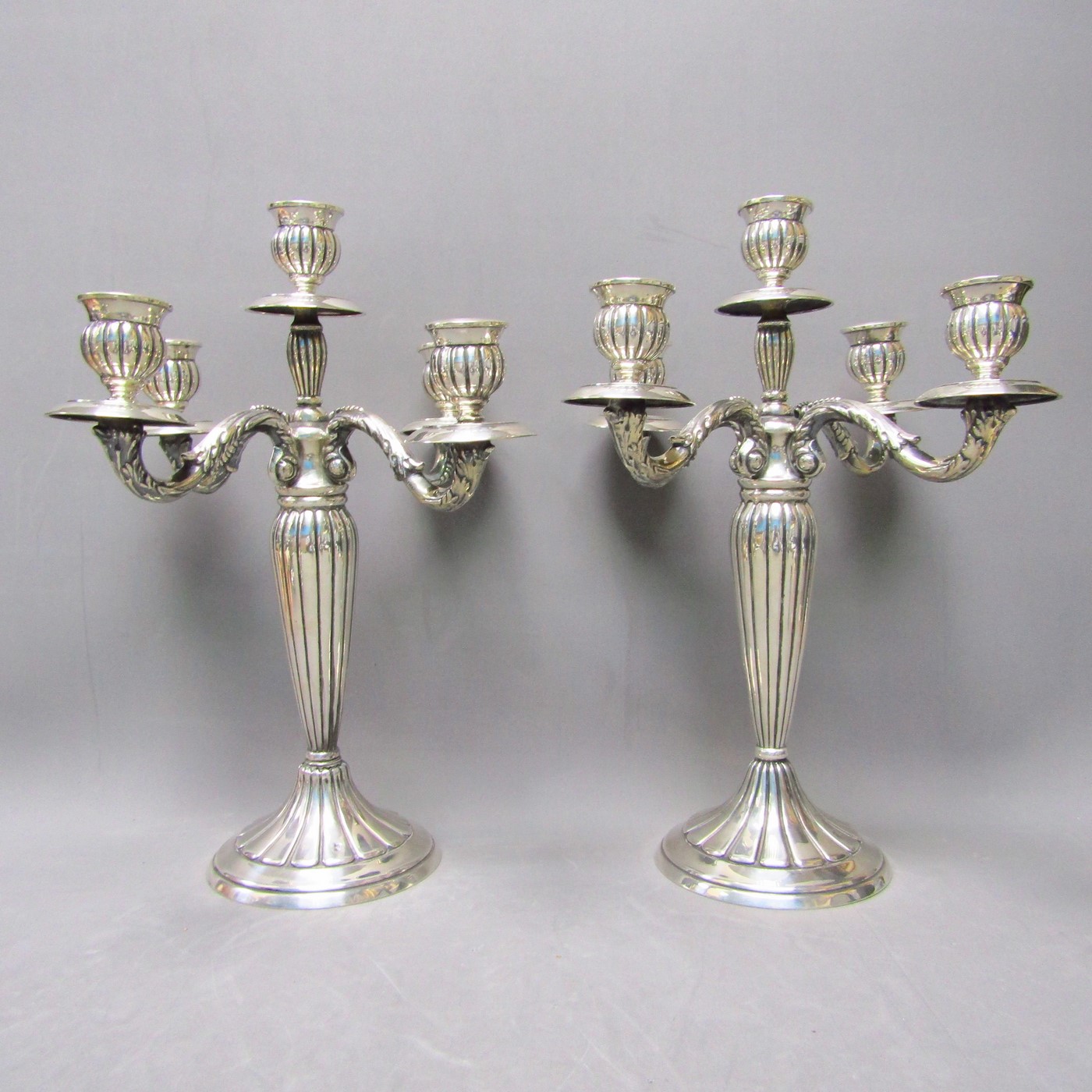 Pareja de candelabros de cinco luces en Plata de Ley. España. Siglo XX. Pareja de candelabros de cinco luces en Plata de Ley. España. Siglo XX.