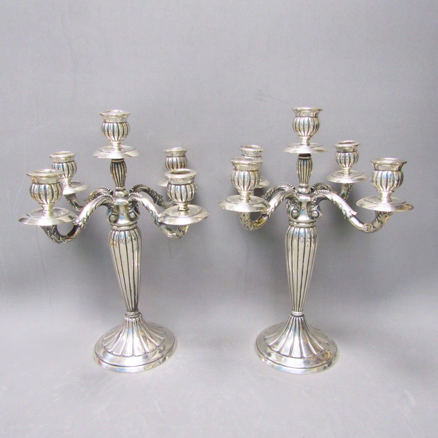 Pareja de candelabros de cinco luces en Plata de Ley. España. Siglo XX. Pareja de candelabros de cinco luces en Plata de Ley. España. Siglo XX.