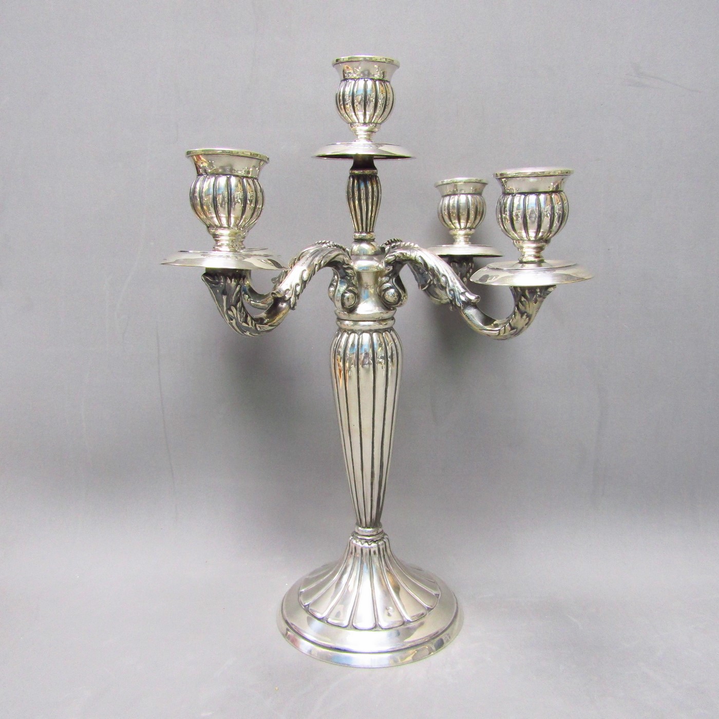 Pareja de candelabros de cinco luces en Plata de Ley. España. Siglo XX. Pareja de candelabros de cinco luces en Plata de Ley. España. Siglo XX.