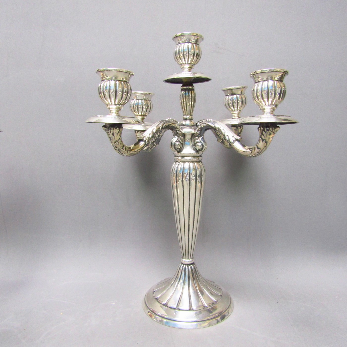 Pareja de candelabros de cinco luces en Plata de Ley. España. Siglo XX. Pareja de candelabros de cinco luces en Plata de Ley. España. Siglo XX.