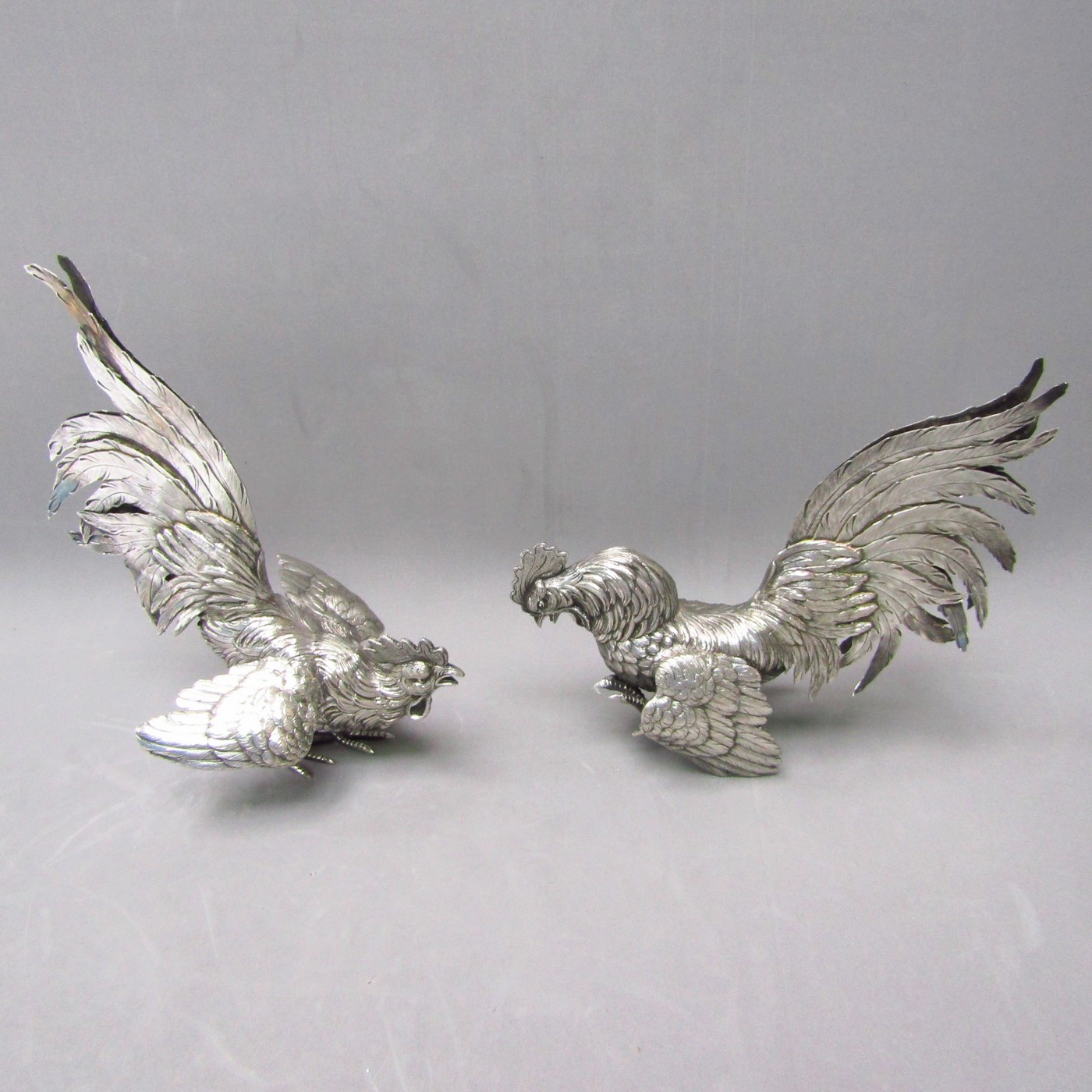 Pareja de Gallos de Pelea en Plata de Ley. España, siglo XX. Pareja de Gallos de Pelea en Plata de Ley. España, siglo XX.